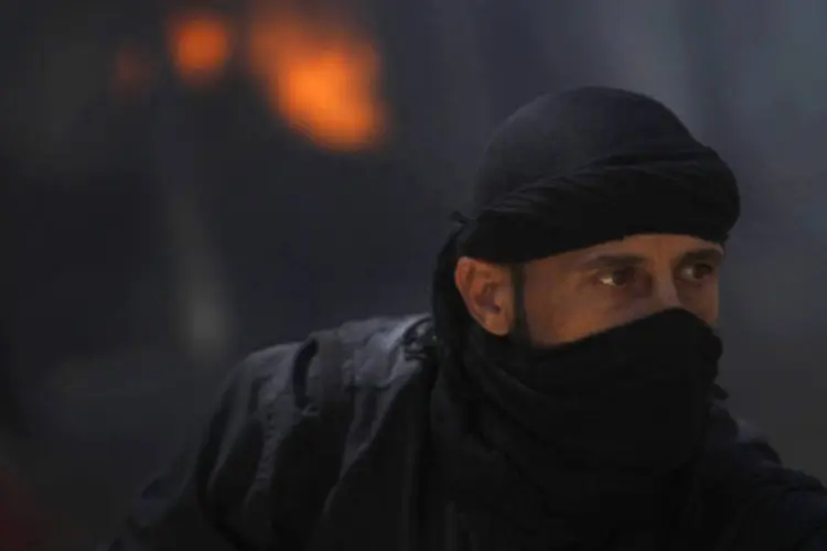 
	Combatente do grupo rebelde isl&acirc;mico s&iacute;rio al-Nusra: mil&iacute;cia rebelde sunita &eacute; ligada &agrave; rede extremista Al-Qaeda
 (Hamid Khatib/Reuters)