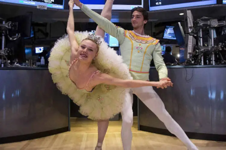 Dançarinos da companhia de Balé de Nova York que encenam  (Reuters)
