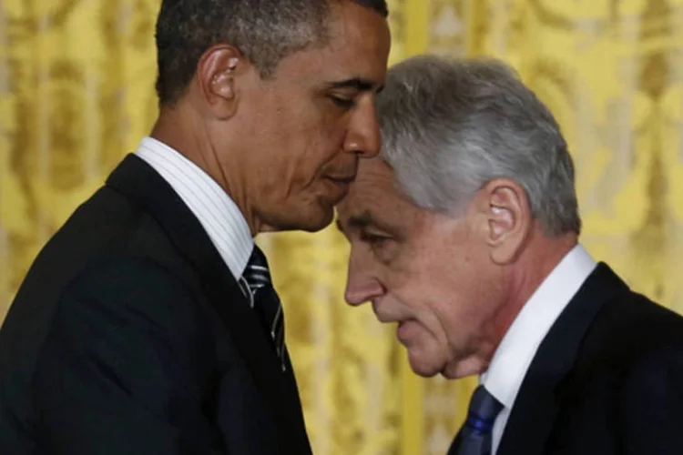 Chuck Hagel passa pelo presidente americano após ser nomeado para o cargo de Secretário de Defesa dos Estados Unidos (Kevin Lamarque/Reuters)