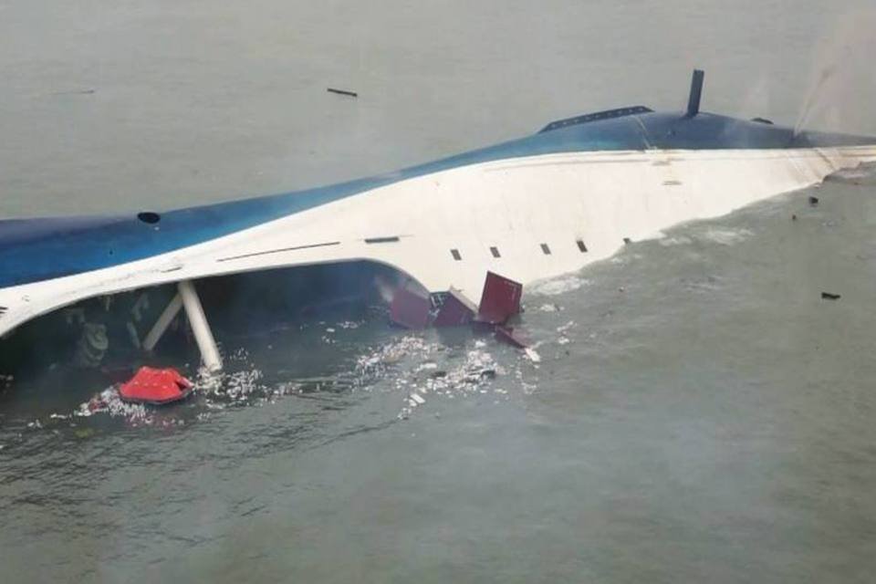 Capitão da balsa Sewol pega prisão perpétua por assassinato