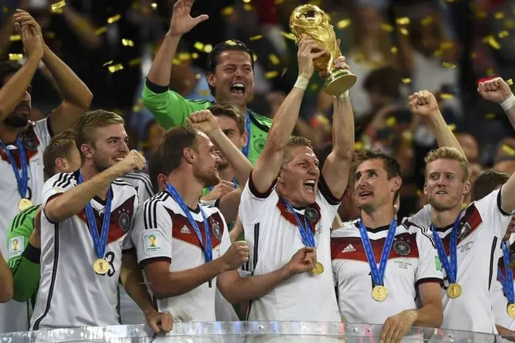 Bastian Schweinsteiger levanta o troféu da Copa do Mundo 2014:  (REUTERS/Dylan Martinez)