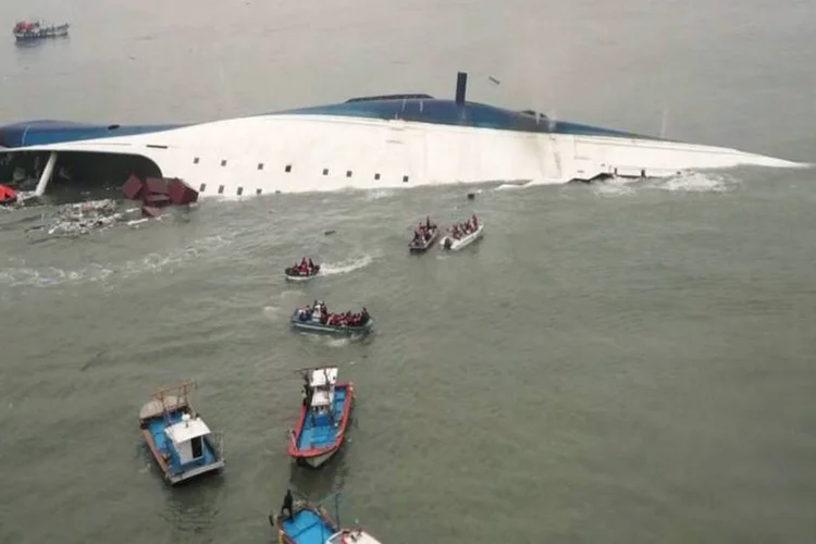 
	Imagem da balsa naufragada: capit&atilde;o foi preso pelas autoridades locais
 (KIM HONG-JI/Reuters)