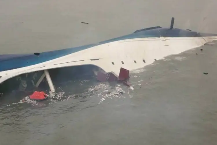 
	Sewol afunda: chefe da Guarda Costeira disse que apenas 172 pessoas sobreviveram
 (KIM HONG-JI/Reuters)