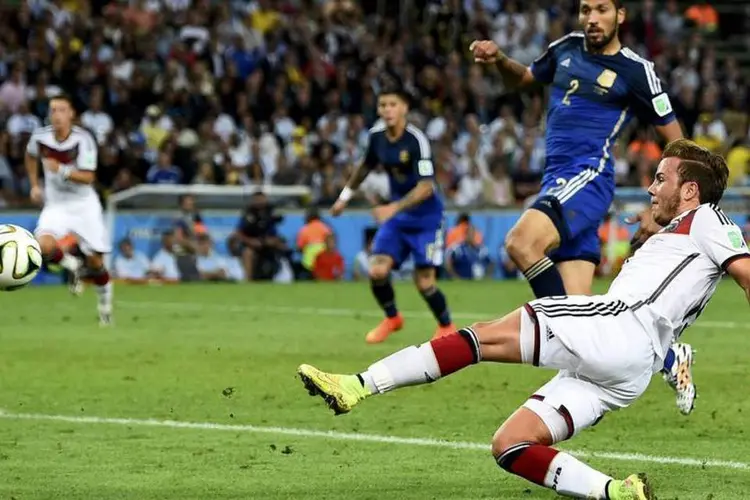 
	Mario G&ouml;etze chuta a bola para o gol que renderia tetracampeonato para a Alemanha
 ( REUTERS/Dylan Martinez)