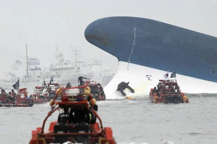 
	Embarca&ccedil;&otilde;es acompanham naufr&aacute;gio do Sewol: das 476 pessoas que estavam no navio, apenas 172 se salvaram e 284 corpos j&aacute; foram recuperados
 (KIM HONG-JI/Reuters)