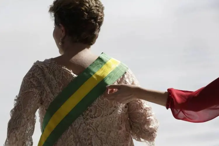 Dilma recebe ajuda da filha Paula Rousseff após colocar a faixa presidencial. (REUTERS/Ueslei Marcelino)