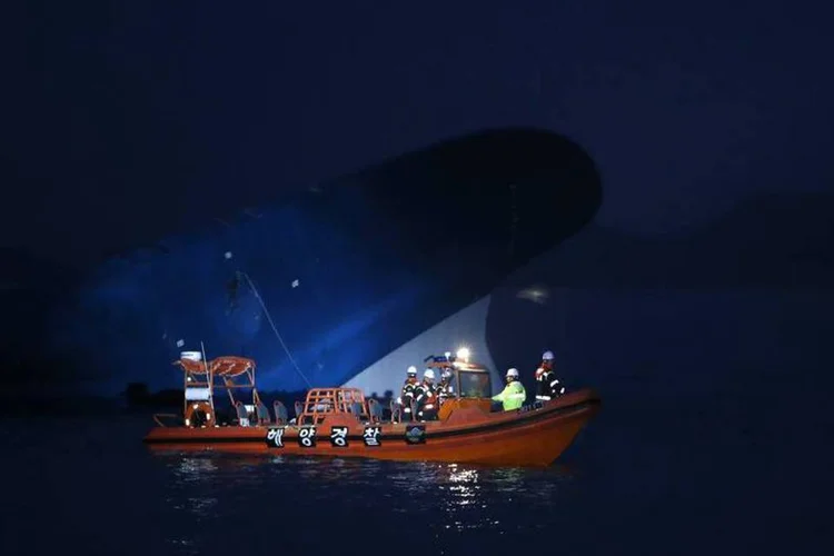 
	Embarca&ccedil;&atilde;o avalia situa&ccedil;&atilde;o a balsa Sewol:Condi&ccedil;&otilde;es ficam cada vez mais dif&iacute;ceis para os mergulhadores
 (KIM HONG-JI/Reuters)
