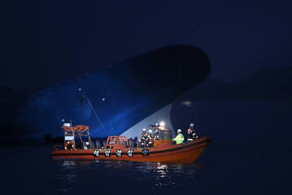 Mergulhadores encontram corpos em balsa naufragada na Coreia