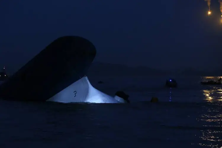 
	Sewol afunda na Coreia do Sul: na madrugada de quinta-feira (hor&aacute;rio local), mergulhadores, helic&oacute;pteros e barcos davam continuidade &agrave;s buscas por sobreviventes
 (KIM HONG-JI/Reuters)