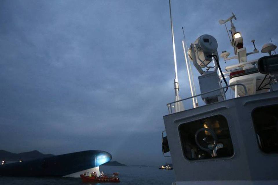 Mergulhadores retiram 19 corpos de balsa sul-coreana