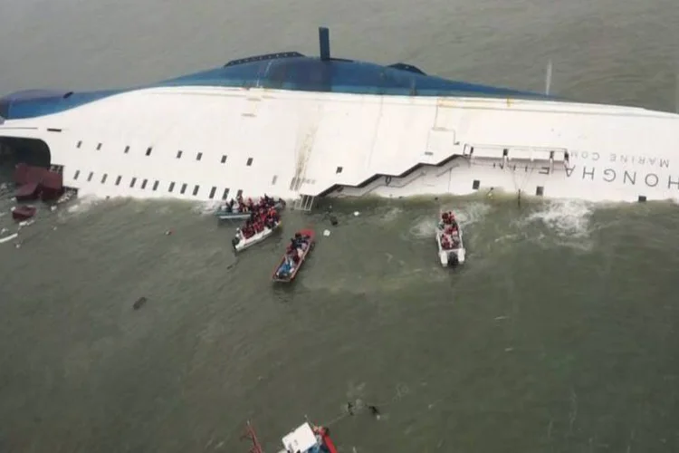 
	Sewol afunda na Coreia do Sul: sentimento de luto nacional sobre trag&eacute;dia que provavelmente resultar&aacute; em mais de 300 mortes atraiu onda de volunt&aacute;rios
 (KIM HONG-JI/Reuters)