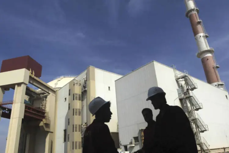 
	Trabalhadores iranianos em frente a usina de energia nuclear de Bushehr, 1200 km ao sul de Teer&atilde;, no Ir&atilde;
 (Mehr News Agency/Majid Asgaripour/Reuters)