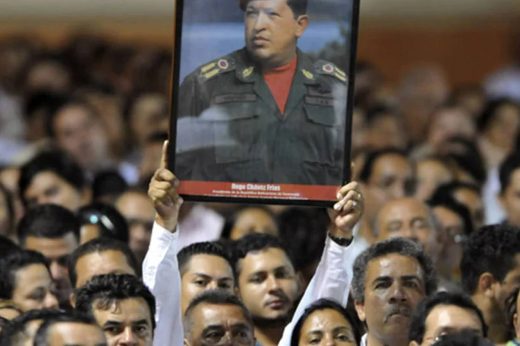 Apoiadores do presidente da Venezuela Hugo Chávez seguram poster em sua homenagem na Praça da Revolução, em Manágua, Nicarágua (Reuters)