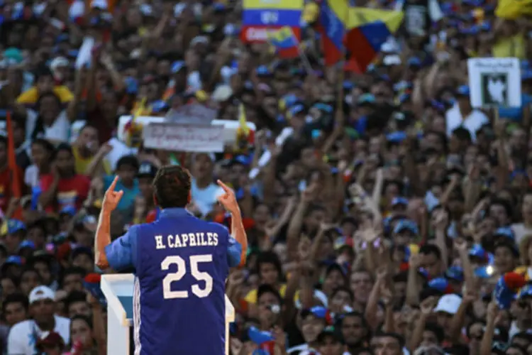 Líder oposicionista e candidato a presidência da Venezuela Henrique Capriles discursa para apoiadores durante manifestação no estado de Anzoategui (Carlos Garcia Rawlins/Reuters)