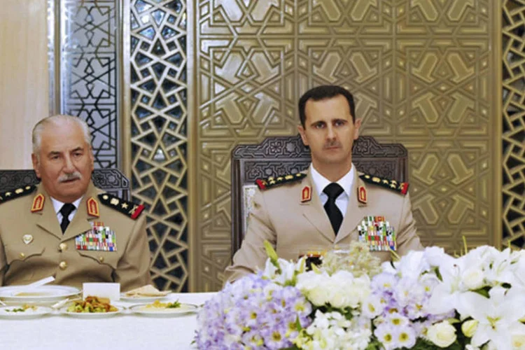 Ali Habib e Assad: se a deserção for confirmada, Habib seria a mais alta figura entre os alauítas a romper com Assad desde o início do conflito contra seu governo (Reuters)