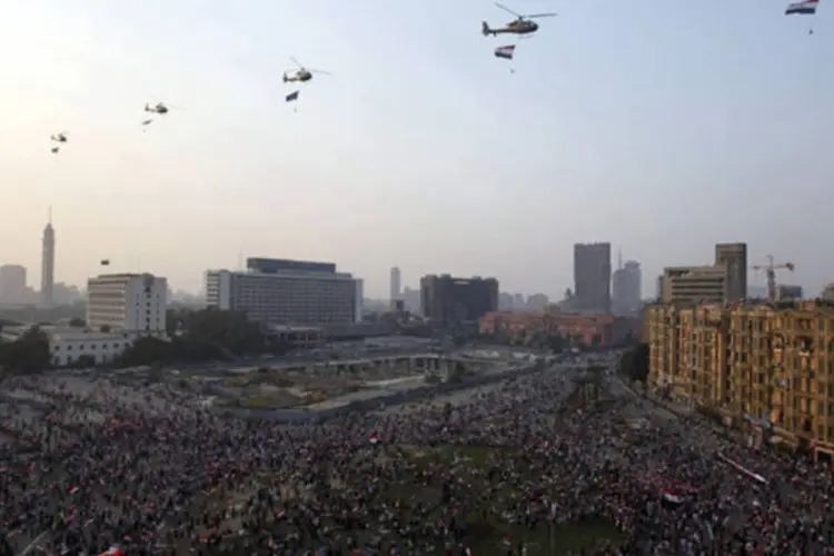 Partidários das forças armadas se reunem na Praça Tahrir, no Cairo (REUTERS/Mohamed Abd El Ghany)