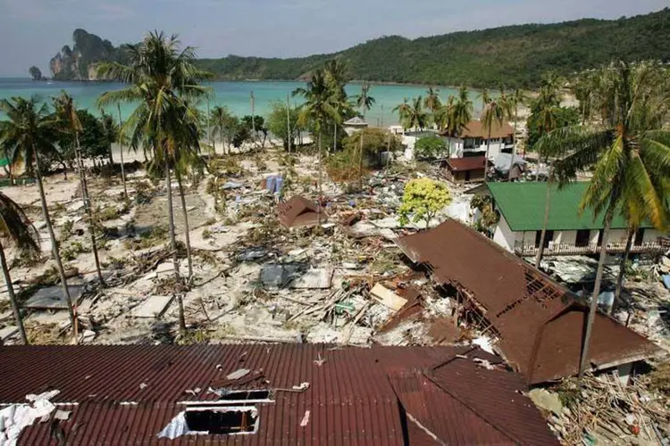 
	Tsunami de 2004: Mais de 220.000 pessoas morrem em uma dezena de pa&iacute;ses do oceano &Iacute;ndico, entre elas 170.000 na Indon&eacute;sia, ap&oacute;s um terremoto de magnitude 9,3 em frente &agrave; costa de Sumatra
 (Getty Images)