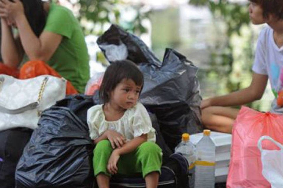 Moradores de Bangcoc fogem das inundações