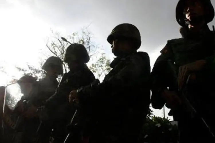 
	Soldados tailandeses: Prayuth fez o an&uacute;ncio em uma transmiss&atilde;o na TV
 (Pornchai Kittiwongsakul/AFP)