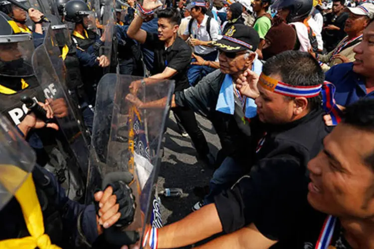 
	Policiais e manifestantes se enfrentam em protesto na Tail&acirc;ndia: v&aacute;rios agentes, manifestantes e dois correspondentes estrangeiros ficaram feridos
 (Damir Sagolj/Reuters)