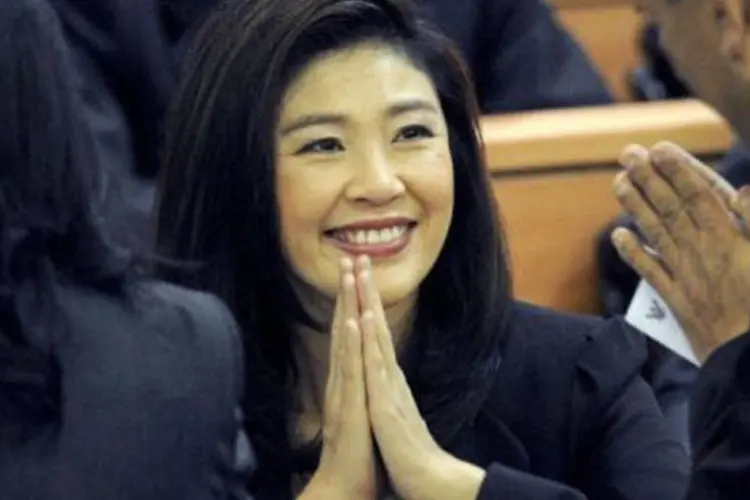 Yingluck Shinawatra  faz o agradecimento tradicional a parlamentares após a vitória: no total, 296 deputados votaram a favor da candidata única (Pornchai Kittiwongsakul/AFP)