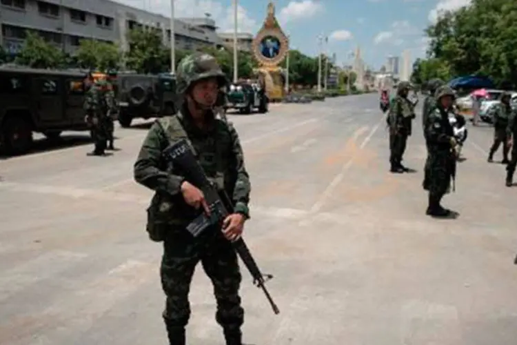 Soldados tailandeses fazem guarda durante um pequeno protesto em Bangcoc (Nicolas Asfouri/AFP)