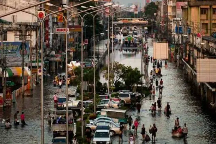 Inundações que atingem a região de Bangcoc elevam para 427 o número de mortos; Nível da água continua a subir (Daniel Berehulak/Getty Images)