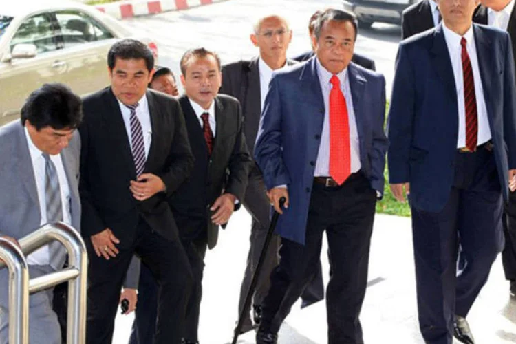 
	O l&iacute;der dos &quot;camisas vermelhas&quot; Veera Musikapong (gravata mais clara) chega ao tribunal de Bangcoc: eles podem ser condenados &agrave; morte
 (Pairoj/AFP)