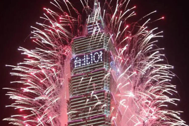 
	Queima de fogos no edif&iacute;cio mais alto de Taiwan
 (Reuters/Pichi Chuang)