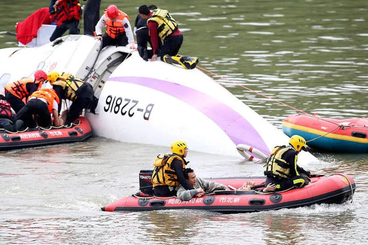 Resgate dos sobreviventes na queda de avião em Taiwan (REUTERS/Stringer)