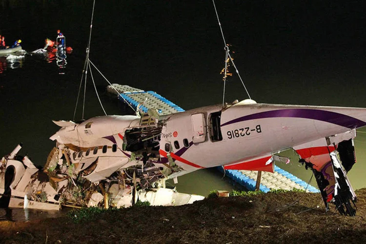 Avião que caiu em Taiwan é levantado durante buscas: os restos mortais de outra vítima foram retirados do rio logo após o amanhecer (REUTERS/Pichi Chuang)