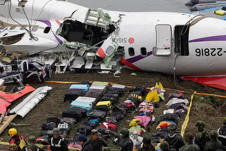 Bagagens perto dos destroços do avião da TransAsia Airways, em Taipei: o número oficial de vítimas é de 31 mortos (REUTERS/Pichi Chuang)