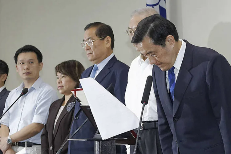 O presidente de Taiwan Ma Ying-jeou, à direita, durante uma conferência para a imprensa depois do partido Kuomintang (KMT) foi derrotado nas eleições em Taipei, realizadas nesse sábado (29) (REUTERS/Minshen Lin)