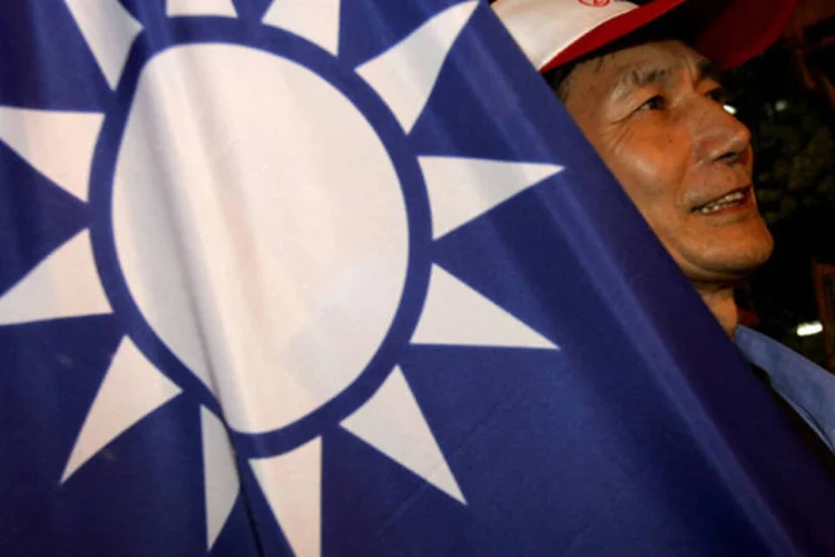 Eleitor carrega bandeira de Taiwan (MN Chan/Getty Images)