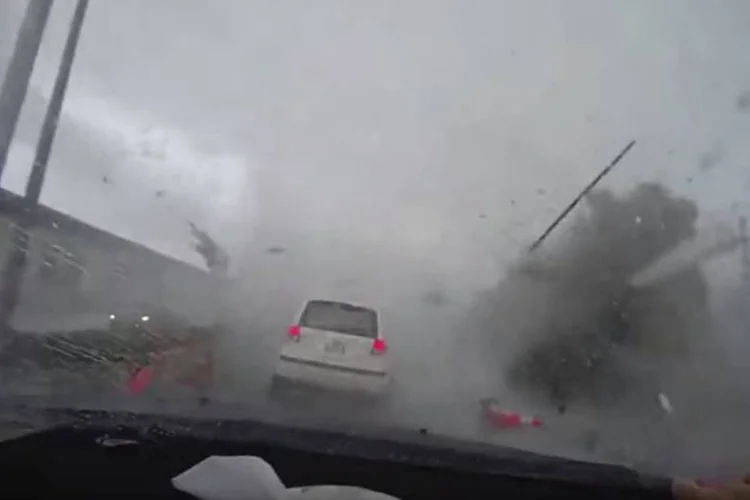 
	A filmagem, capturada no &uacute;ltimo domingo, mostra o vento e a chuva, o que parece uma tempestade &quot;normal&quot;
 (Reprodução/YouTube)