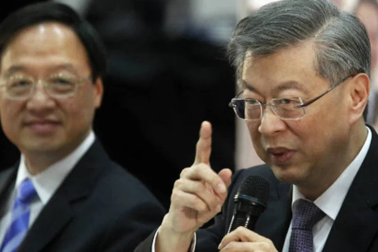 
	O ex-primeiro ministro de Taiwan Sean Chen (D) e o premi&ecirc; Jiang Yih-Huah (E) durante coletiva de imprensa
 (REUTERS/Pichi Chuang)