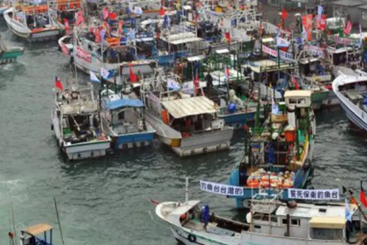 
	Barcos de pesca deixam o porto de Ilan, no nordeste de Taiwan, rumo &agrave;s ilhas Senkaku: o grupo abandonou as ilhas pouco depois de receber tiros da guarda-costeira japonesa
 (Mandy Cheng/AFP)