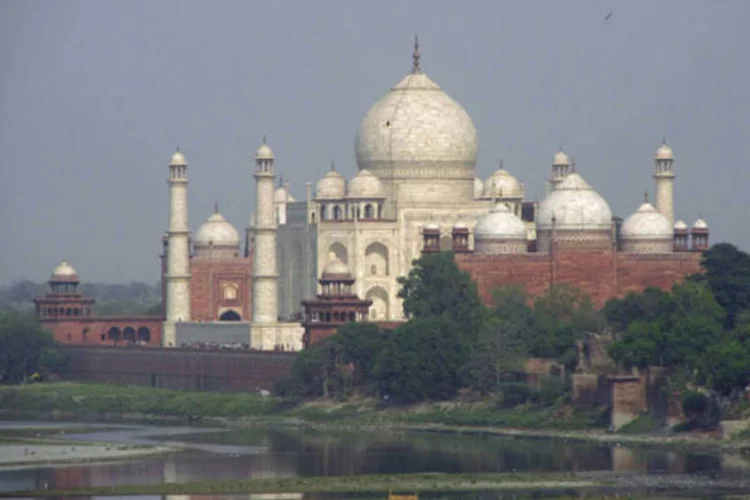 
	Distrito de Agra, na &Iacute;ndia: quem for flagrado tirando selfies na frente de trens ficar&aacute; detido por at&eacute; um ano
 (Blog 360meridianos)