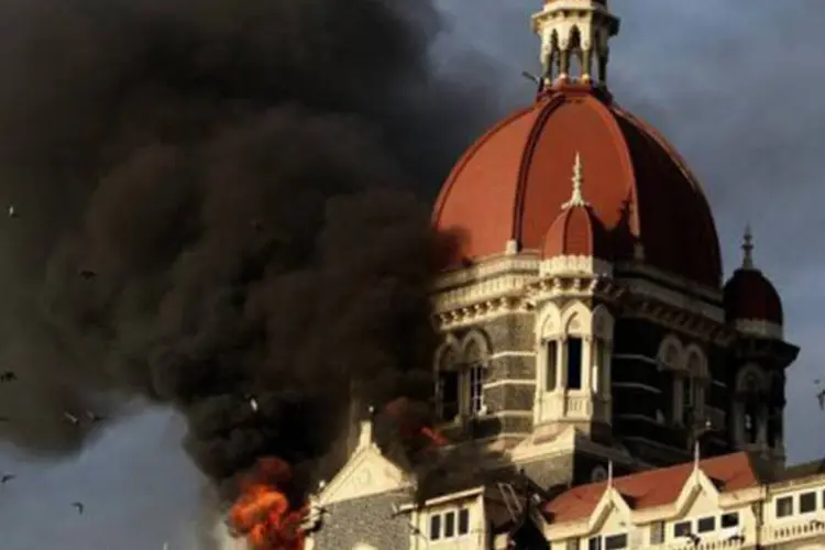 
	Hotel Taj Mahal em Mumbai pega fogo em novembro de 2008 durante ataque
 (Indranil Mukherjee/AFP)