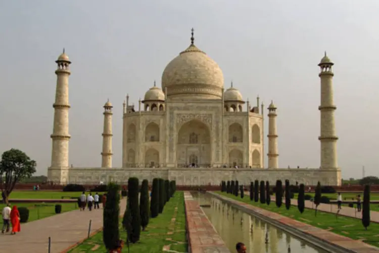 
	Taj Mahal: come&ccedil;ou a nova restaura&ccedil;&atilde;o do Taj Mahal no ano passado com uma m&aacute;scara de argila arenosa, baseada em um cosm&eacute;tico tradicional que elimina manchas
 (Blog 360meridianos)