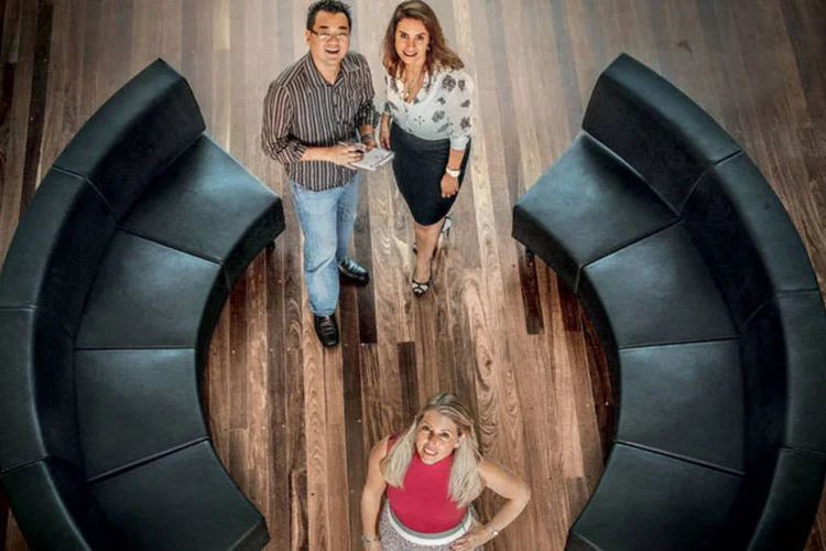 Veronika Falconer, diretora de RH da Takeda, à frente da dupla de mentorado e mentora: modelo de desenvolvimento brasileiro virou benchmarking na companhia (Paulo Pampolin/HYPE)