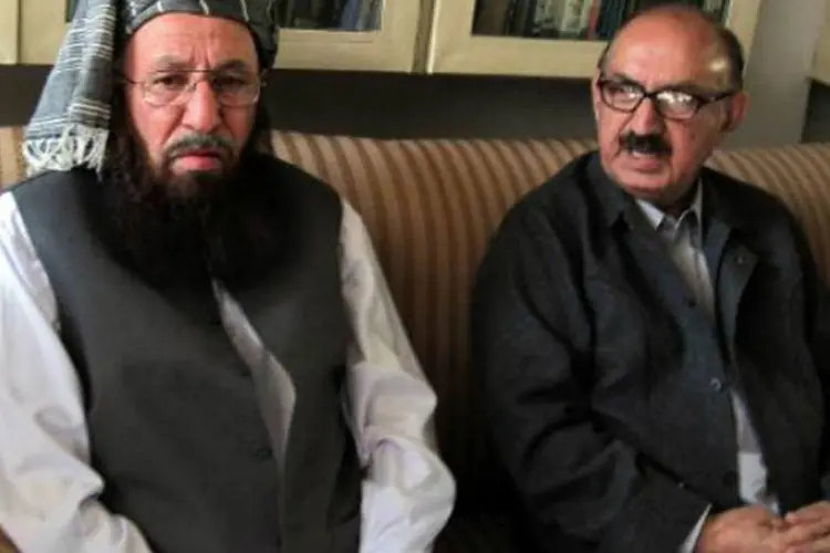 Representante do Taleban, Maulana Sami-ul-Haq (e), reúne-se com integrante da comissão do governo, Irfan Siddiqui: taleban havia anunciado um cessar-fogo (AFP)