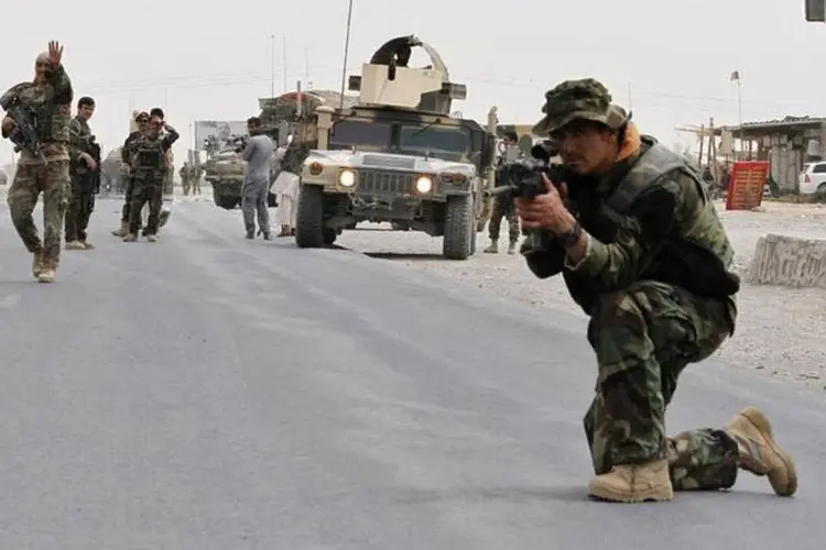 
	Membros das For&ccedil;as de seguran&ccedil;a do Afeganist&atilde;o durante confronto em Kandahar: h&aacute; uma incerteza sobre o n&uacute;mero exato de mortos
 (REUTERS/ Ahmad Nadeem)