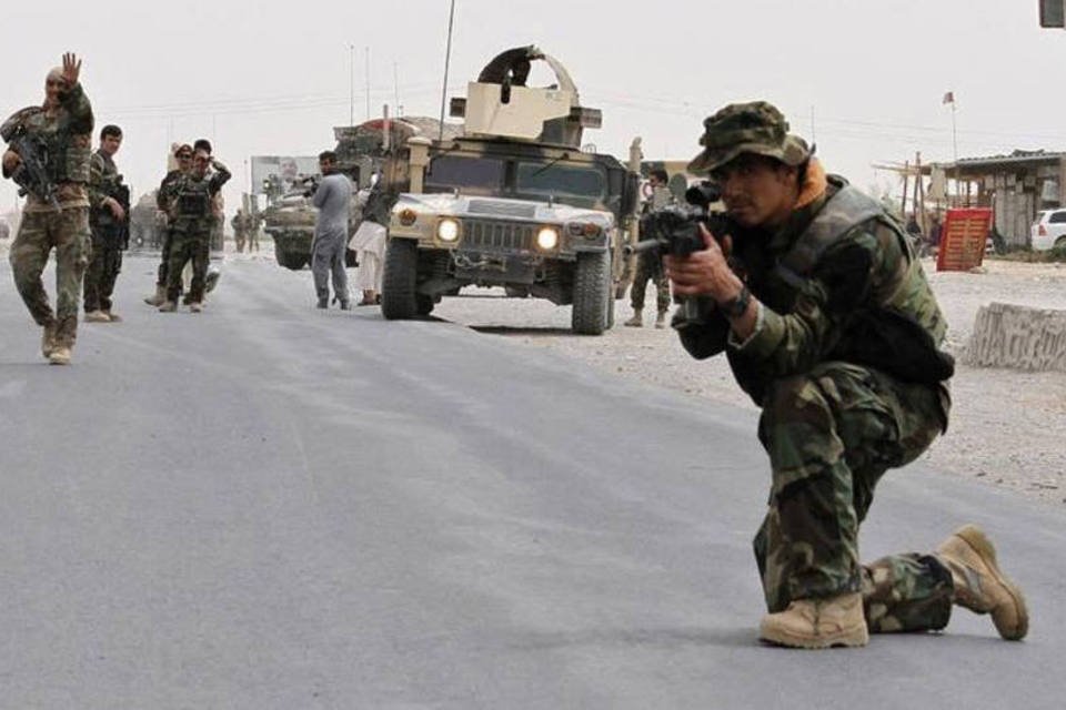 Forças afegãs enfrentam Taliban após mortes em aeroporto