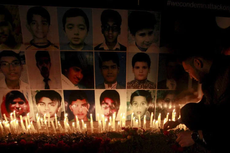 
	Homem coloca velas em homenagem a v&iacute;timas do Taliban: as execu&ccedil;&otilde;es foram confirmadas por tr&ecirc;s fontes da seguran&ccedil;a
 (REUTERS/Mohsin Raza/Files)