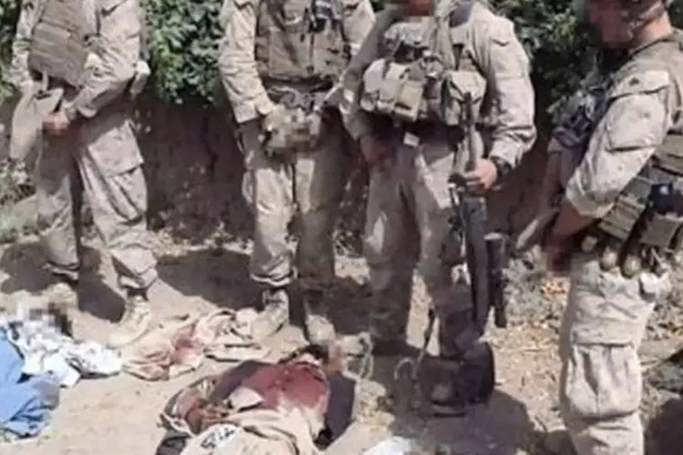 Imagem de vídeo manipulada para ocultar a identidade dos militares: o Pentágono já reconheceu os soldados envolvidos e anunciou formalmente uma investigação sobre o caso (AFP)
