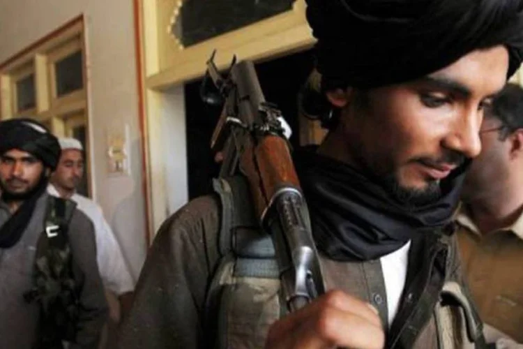 Jovens guerreiros talibãs participam de um conselho no Vale do Swat, no Afeganistão (Tariq Mahmood/AFP)