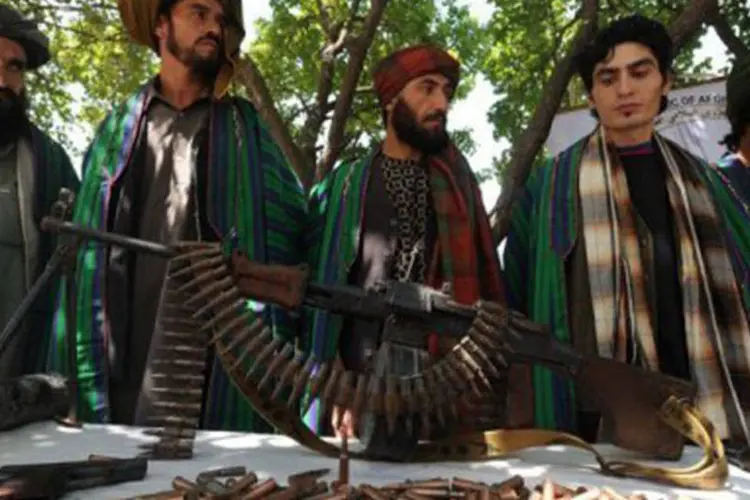 Ex-combatentes do talibã exibem suas armas: um total de 770 milhões de dólares foram prometidos pela comunidade internacional para apoiar esse programa durante cinco anos (©AFP/File / Aref Karimi)