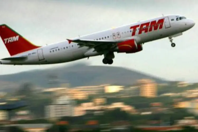 
	Avi&atilde;o da TAM decola em S&atilde;o Paulo: segundo a companhia, Sindicato Nacional dos Aeronautas aprovou seu programa de demiss&atilde;o volunt&aacute;ria
 (Jefferson Bernardes/AFP)