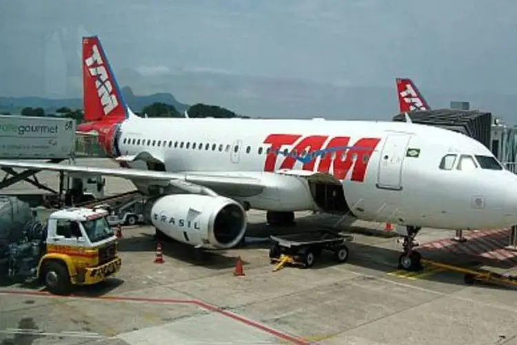 TAM: Desde maio de 2010, clientes das duas empresas e participantes do "TAM Fidelidade" e do "ANA Mileage Club" acumulam e resgatam pontos em ambas as companhias (.)